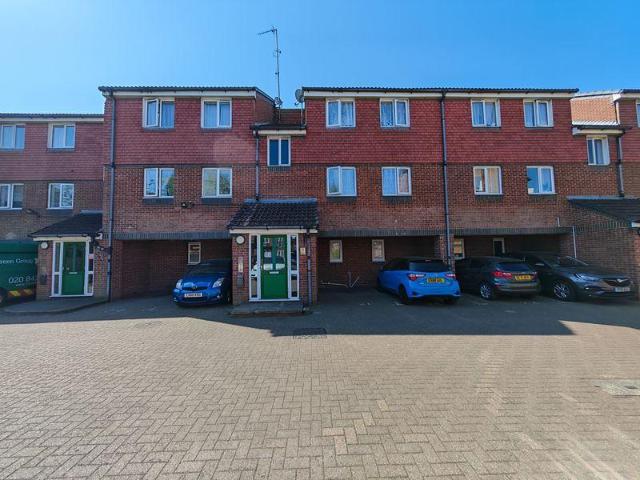 Flat for sale in London Borough of Ealing, Greater London