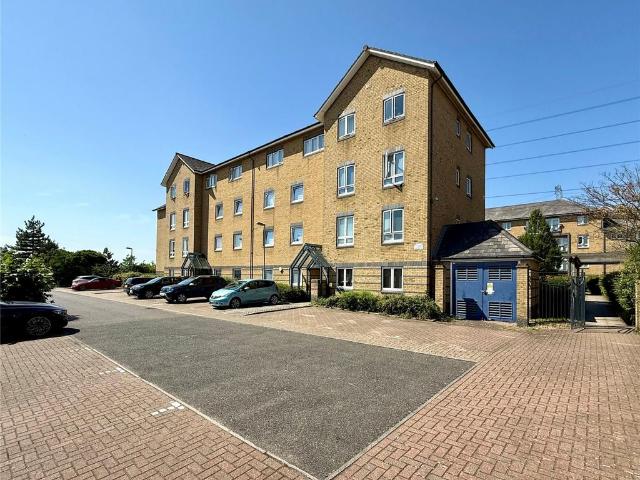 Flat for sale in Grays, Essex