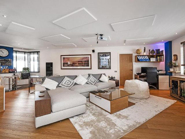 Flat for sale in Old Ford, Bow
