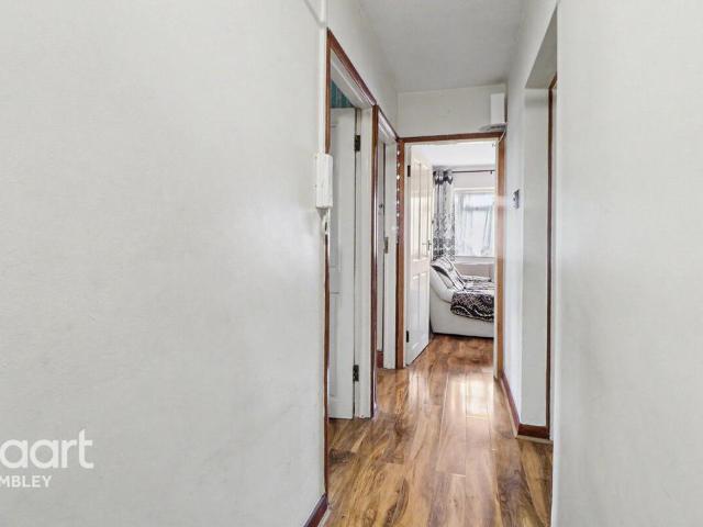 Flat for sale in Kingsbury, Greater London