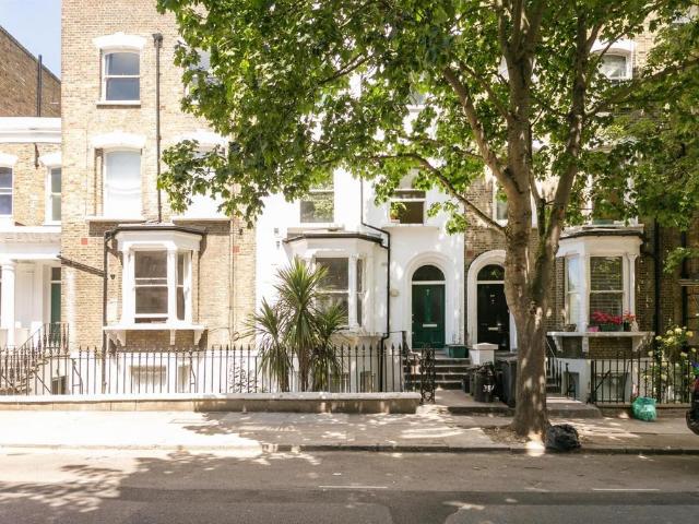 Flat for sale in Highbury, Greater London
