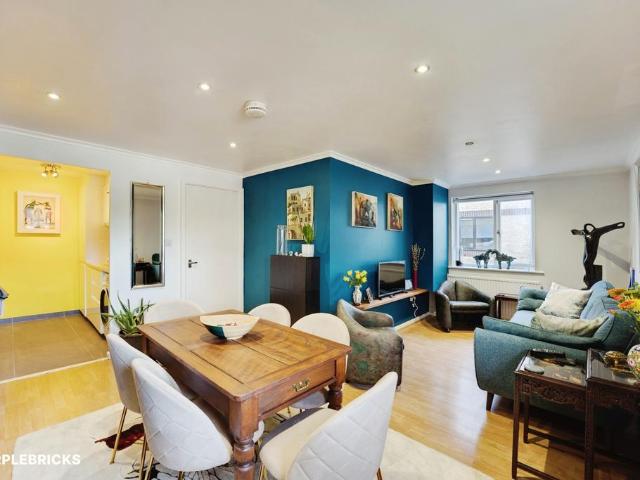 Flat for sale in York Road Estate, Greater London