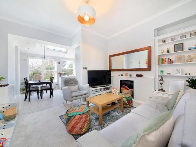 Flat for sale in Earlsfield, Greater London