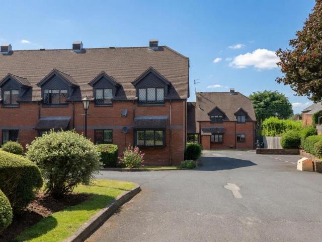 Flat for sale in Bromsgrove, Worcestershire