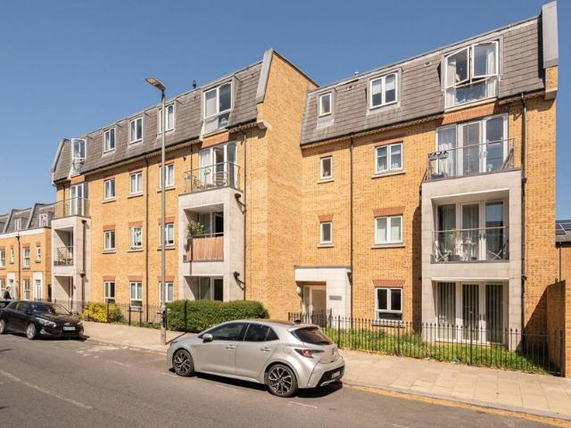 Flat for sale in Balham, Greater London