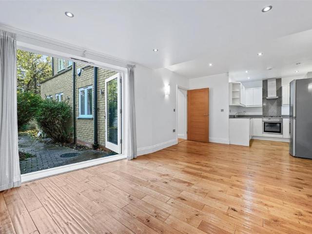 Flat for sale in Shepherd's Bush, Greater London