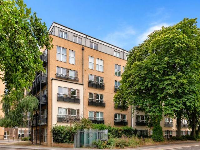 Flat for sale in London Borough of Hounslow, Spring Grove