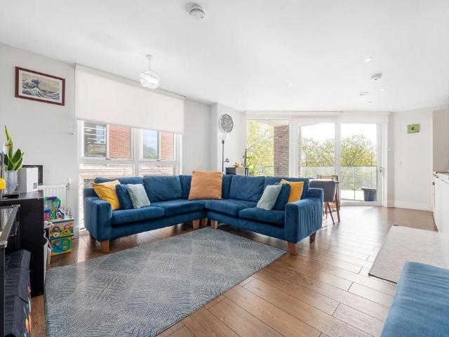 Flat for sale in London Borough of Lambeth, Greater London