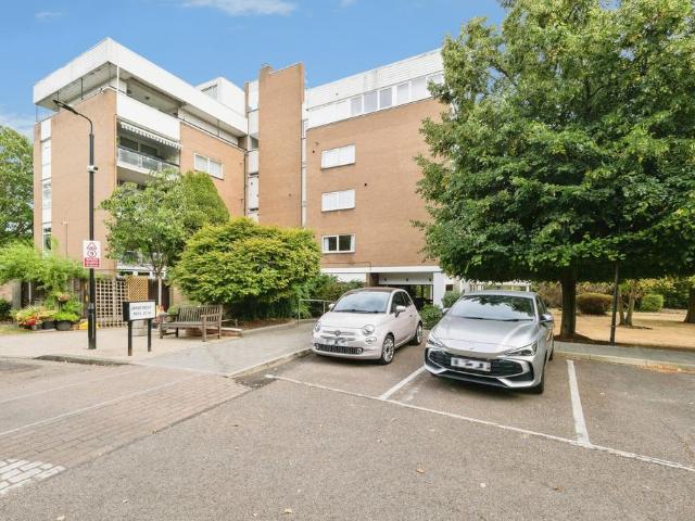 Flat for sale in Chigwell, Epping