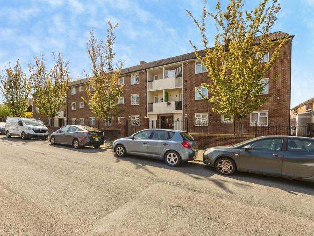 Flat for sale in Feckenham, City Of Bristol