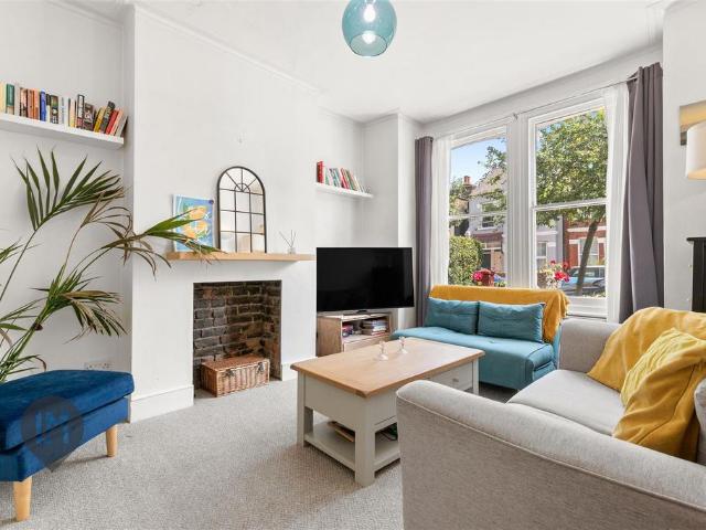 Flat for sale in Southfields, Greater London