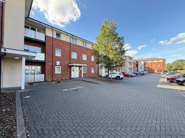 Flat for sale in London Borough of Redbridge, Greater London