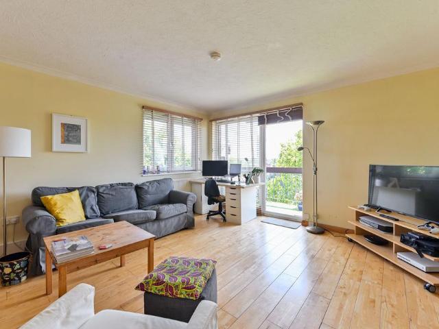Flat for sale in Browning Estate, Greater London