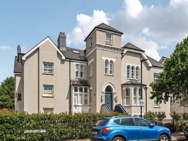 Flat for sale in Strawberry Hill, Greater London