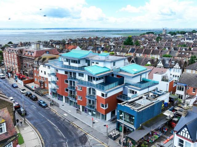 Flat for sale in Alton Barnes, Essex
