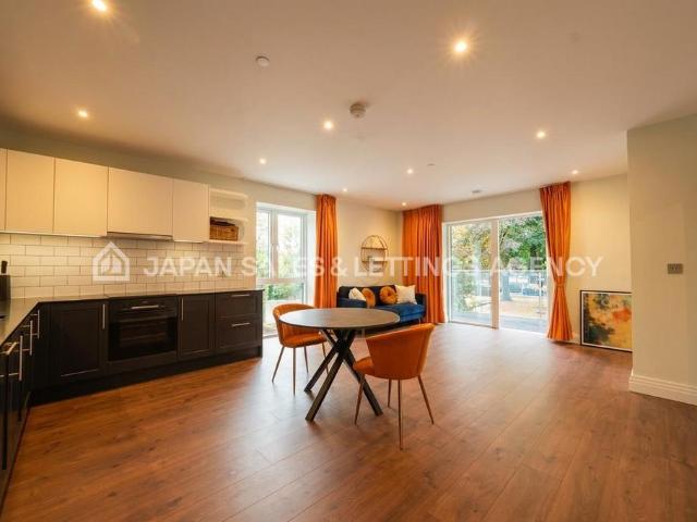 Flat for sale in London Borough of Ealing, Greater London