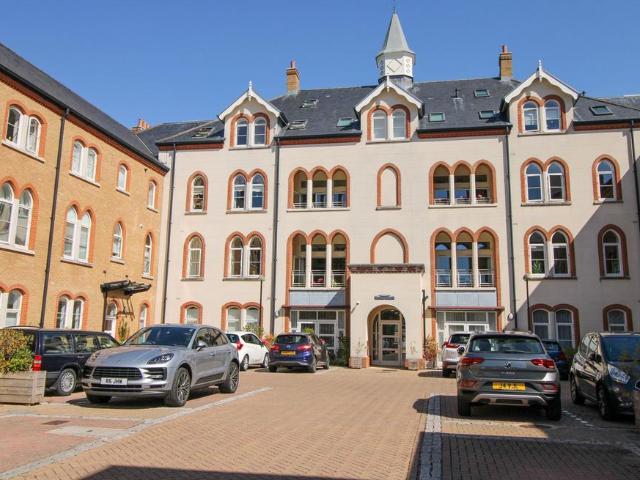 Flat for sale in Ditchling Common, Iford