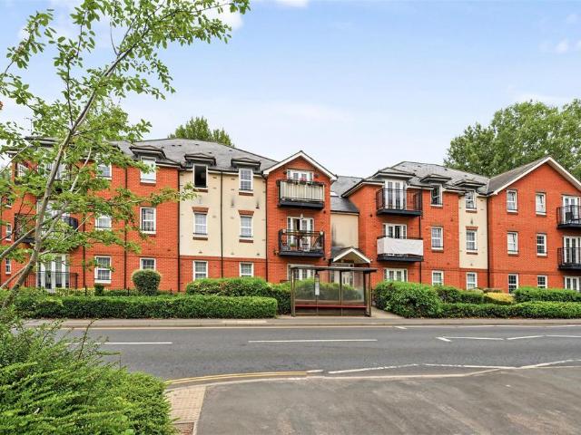 Flat for sale in Hatching Green, Five Acres