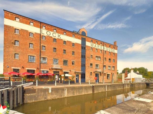 Flat for sale in Oxleaze, Gloucester
