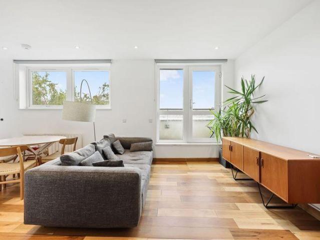Flat for sale in Stoke Newington, Greater London