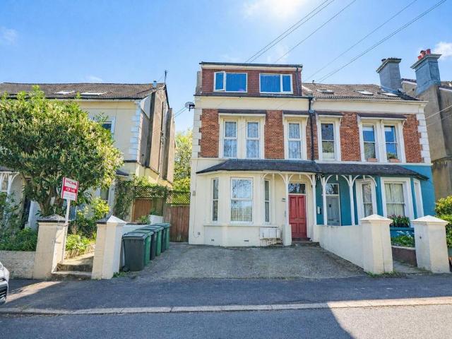Flat for sale in Bohemia, Guestling Green