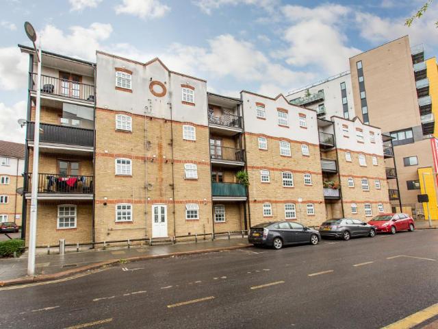 Flat for sale in Bromley-by-Bow, Poplar Grove