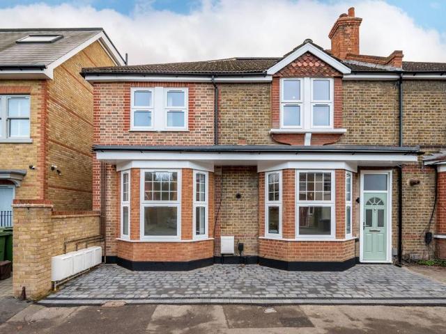 Flat for sale in Motspur Park, Greater London