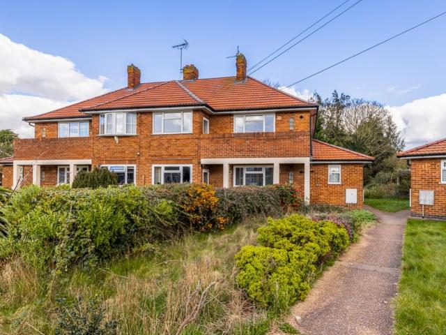Flat for sale in Bladon Estate, Boston