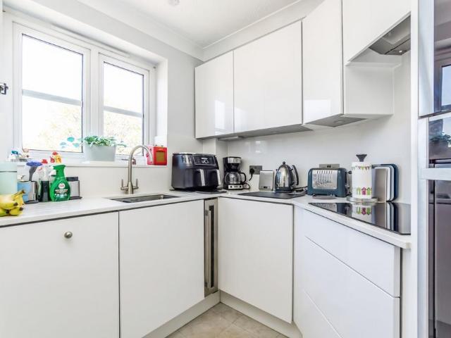 Flat for sale in Caterham on the Hill, Hillview