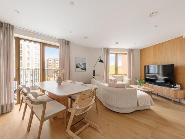 Flat for sale in London Borough of Hounslow, Strand