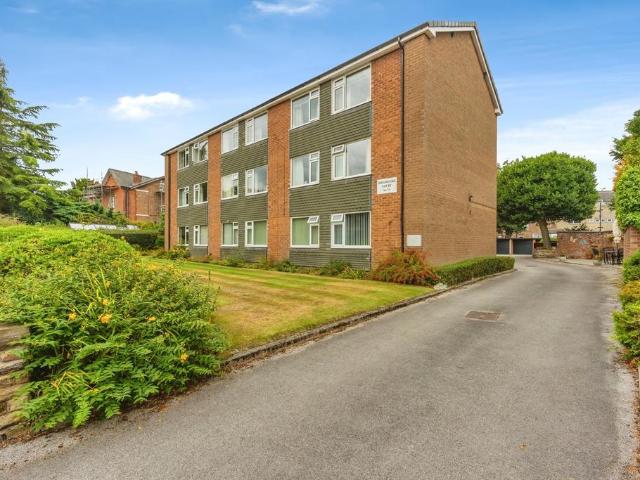 Flat for sale in Sale, Trafford