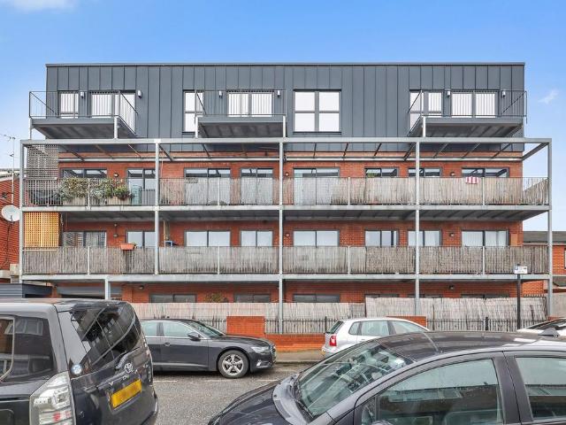 Flat for sale in Plaistow, Greater London