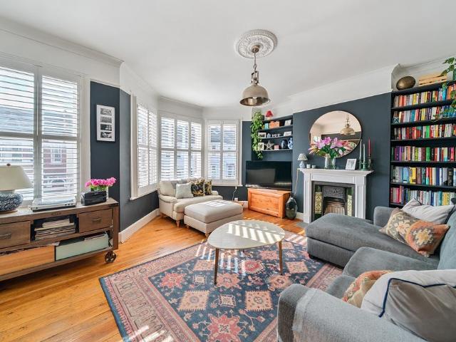 Flat for sale in Hornsey, Greater London