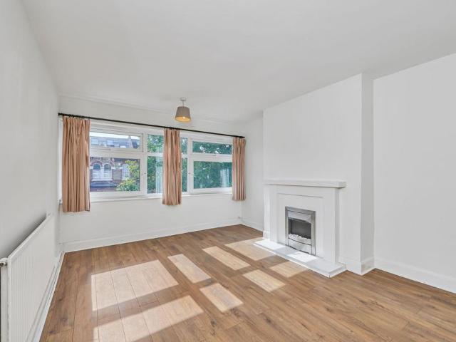 Flat for sale in London Borough of Wandsworth, Greater London
