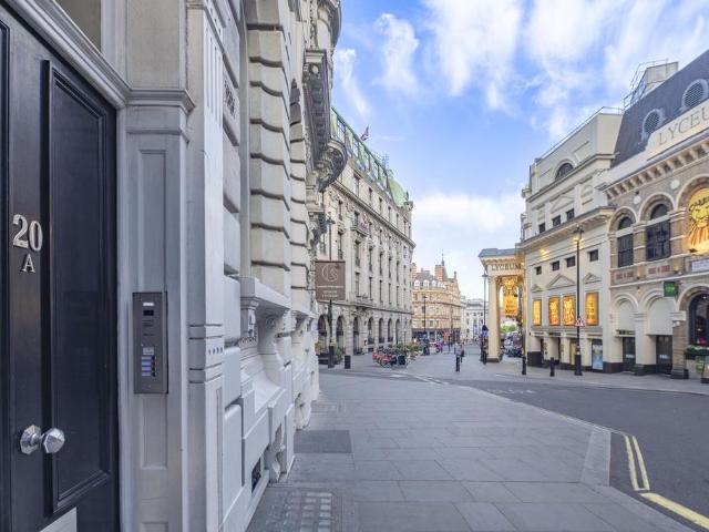 Flat for sale in St Clement Danes, Greater London