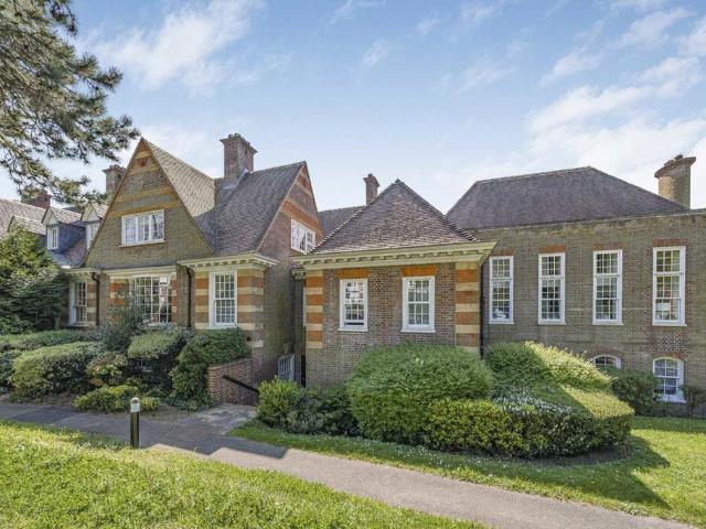 Flat for sale in Harrow On The Hill, Greater London
