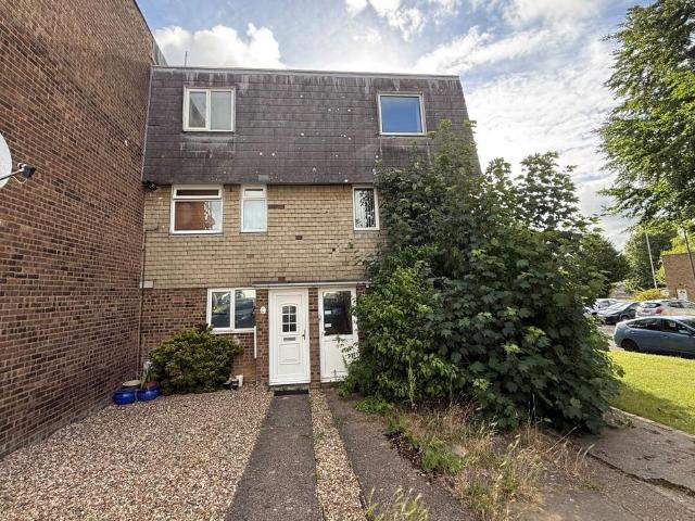 Flat for sale in Marsh Farm, Luton