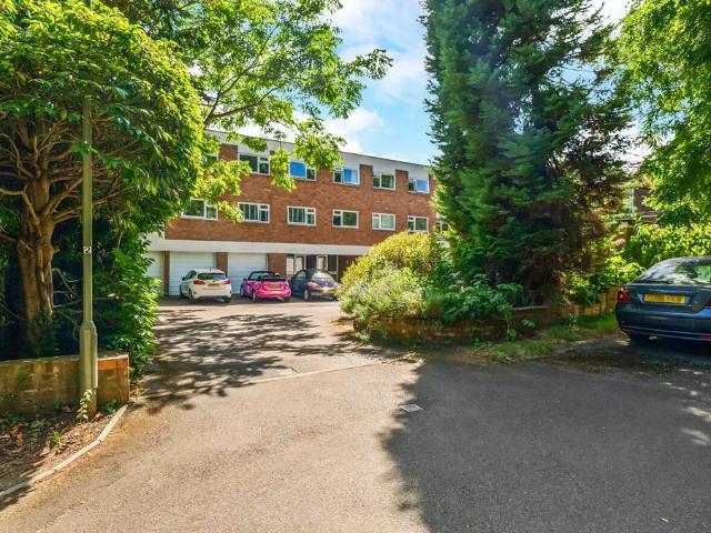 Flat for sale in Fole, Surrey