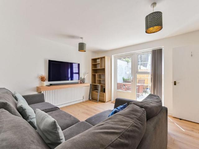 Flat for sale in Clapham Junction, Greater London