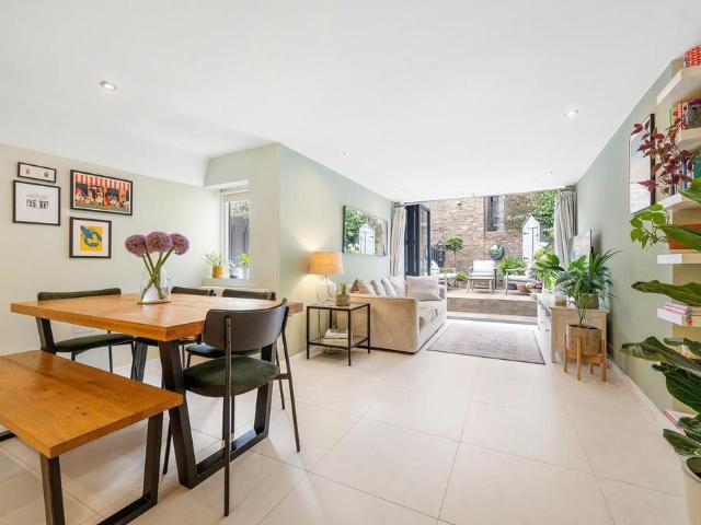 Flat for sale in Stockwell, Greater London