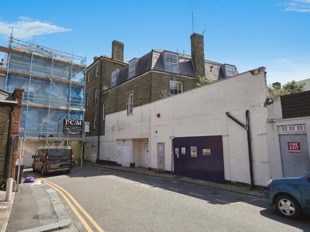 Flat for sale in Clarendon, Dover