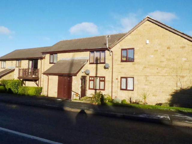 Flat for sale in Farsley, West Yorkshire