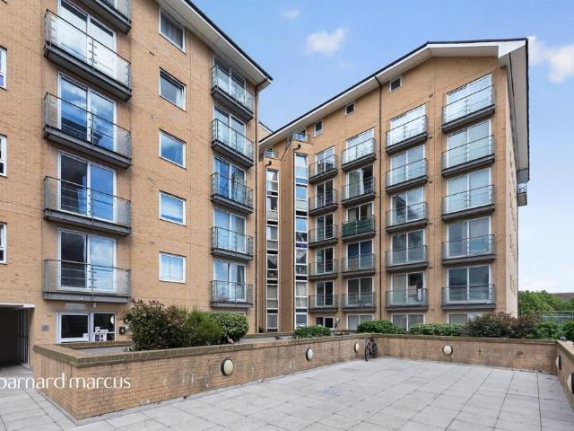 Flat for sale in London Borough of Hounslow, Feltham