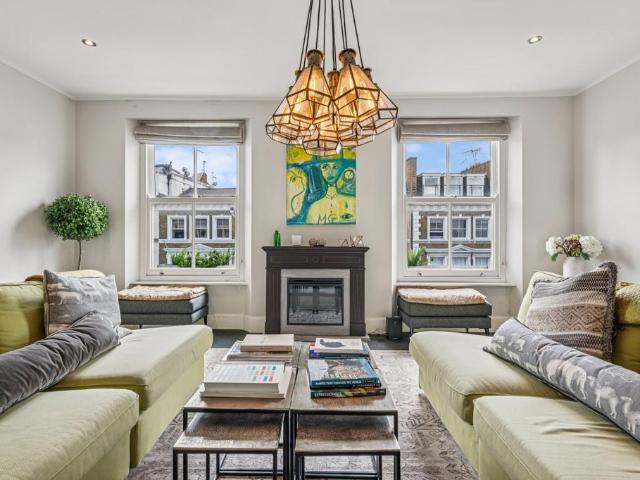 Flat for sale in Earl's Court, Greater London