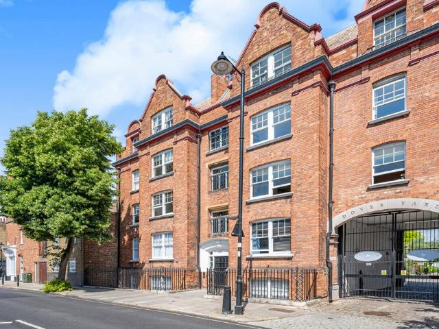Flat for sale in Barnsbury, Greater London