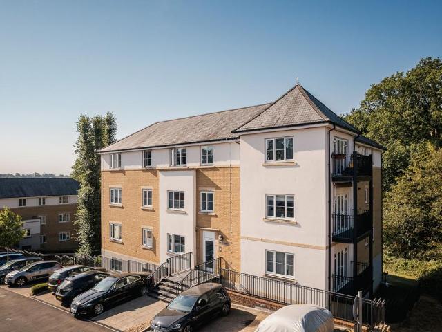 Flat for sale in Perryfields, West Sussex