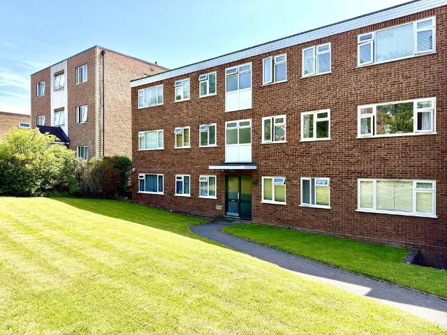 Flat for sale in Chessington, Greater London