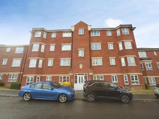 Flat for sale in Dunstable, Bedfordshire