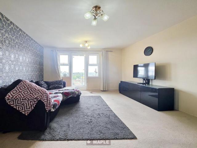 Flat for sale in Lane, Greater London