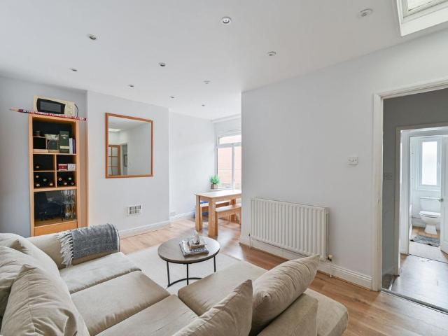 Flat for sale in London Borough of Wandsworth, Greater London